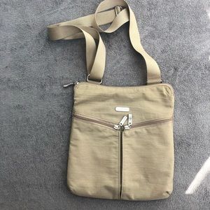 Baggallini tan/beige crossbody purse